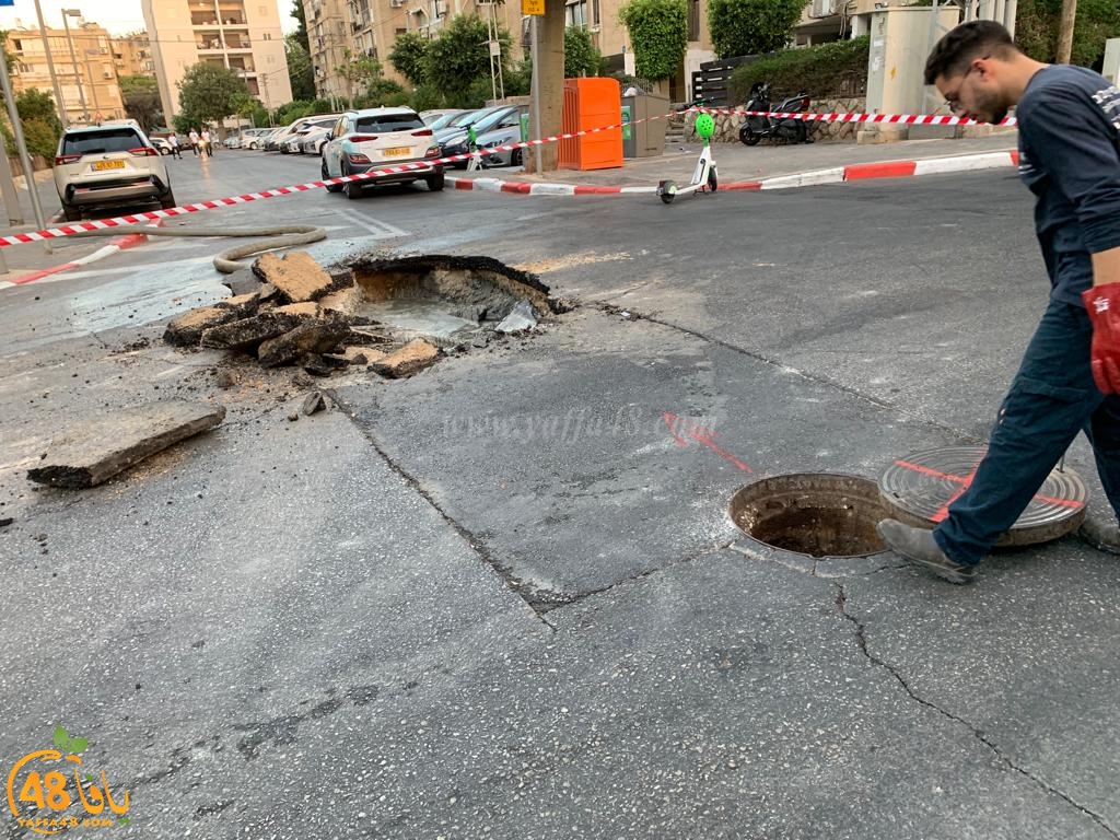 يافا: انفجار أنبوب مياه يتسبب بانهيار أرضي في أحد الشوارع